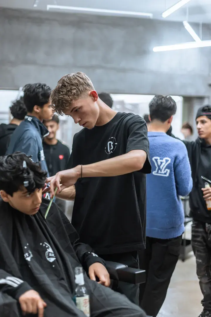 Travl dag i salonen med flere barbers i gang
