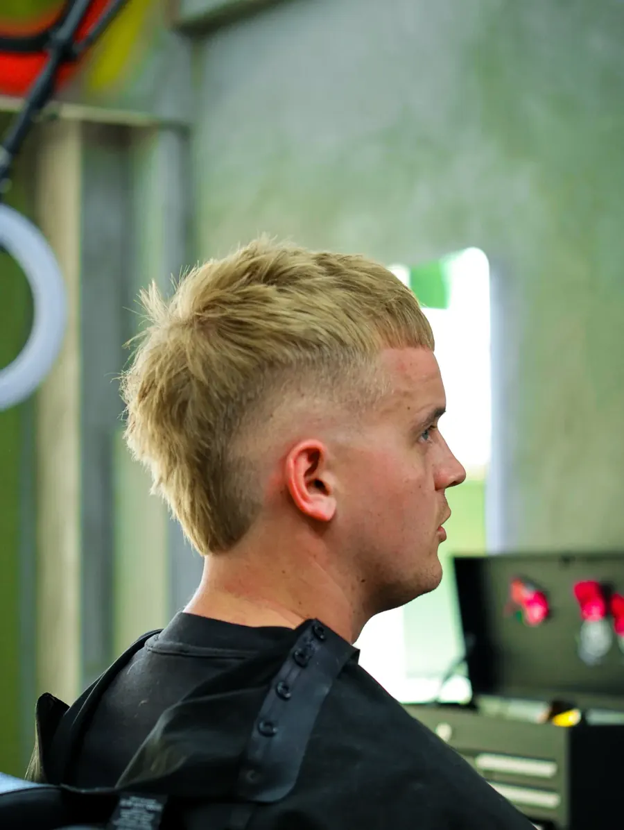 Bleget top med skarp fade