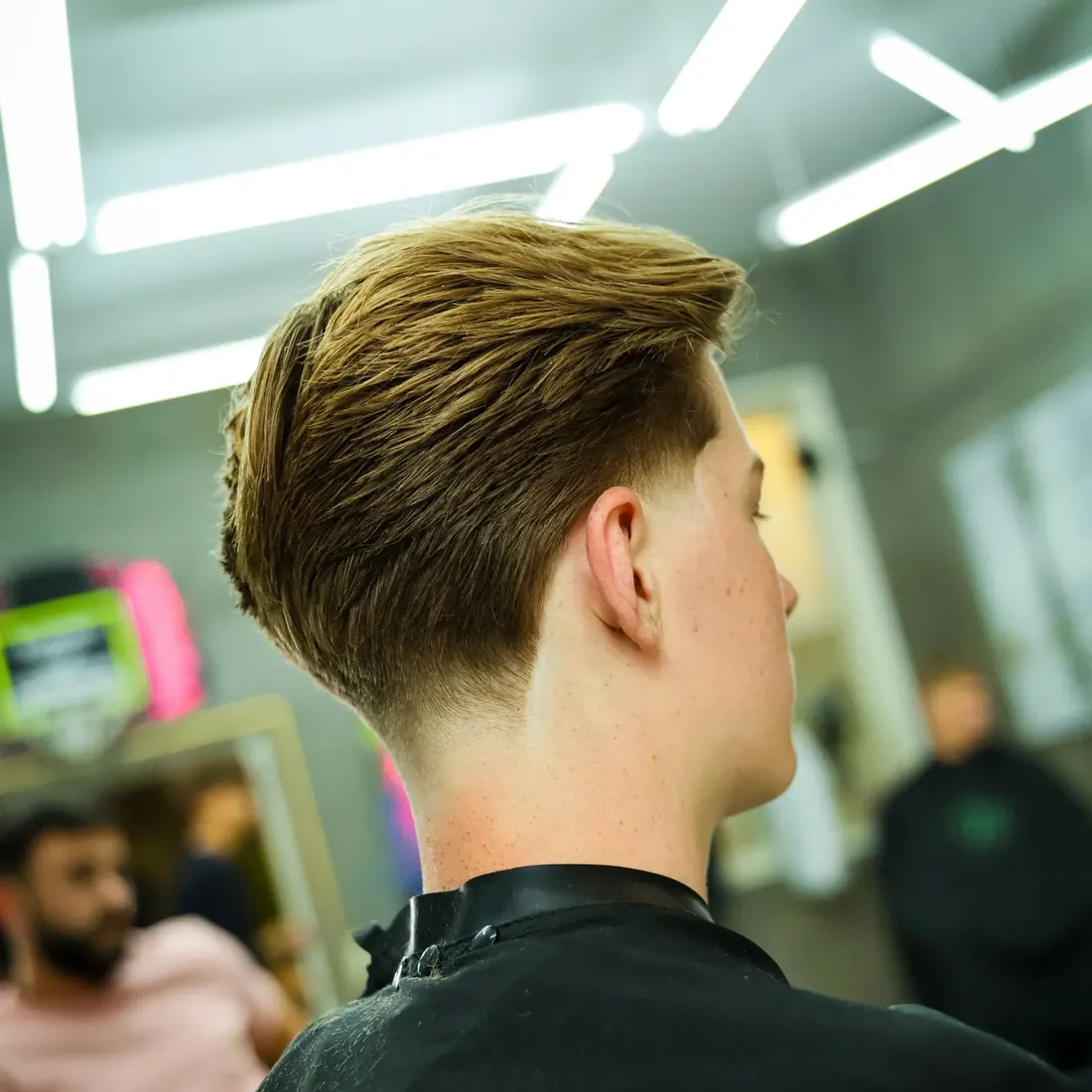 Blond low fade set fra siden