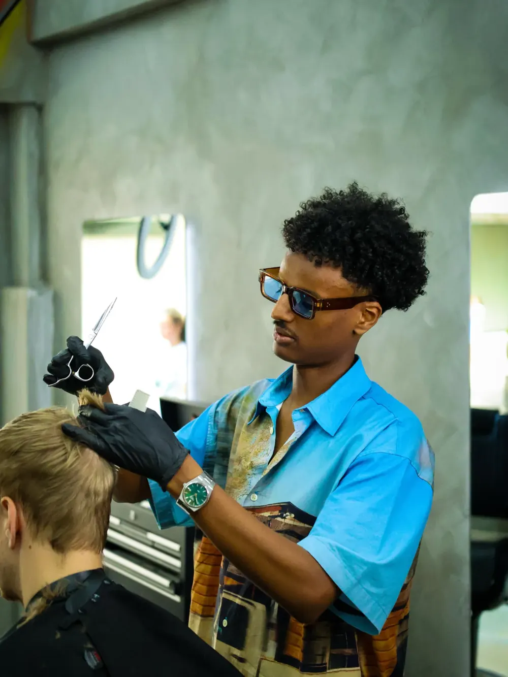 Barber fra O's Studio i gang med en klipning