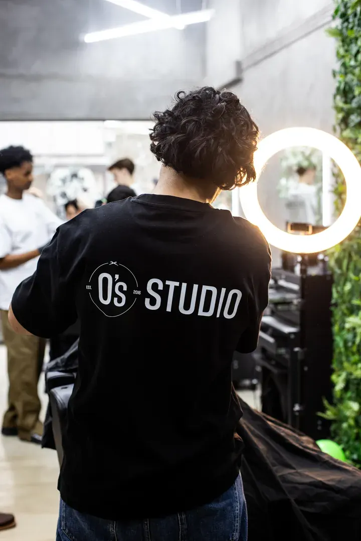 Barber i sort O's Studio t-shirt ved ringlyset