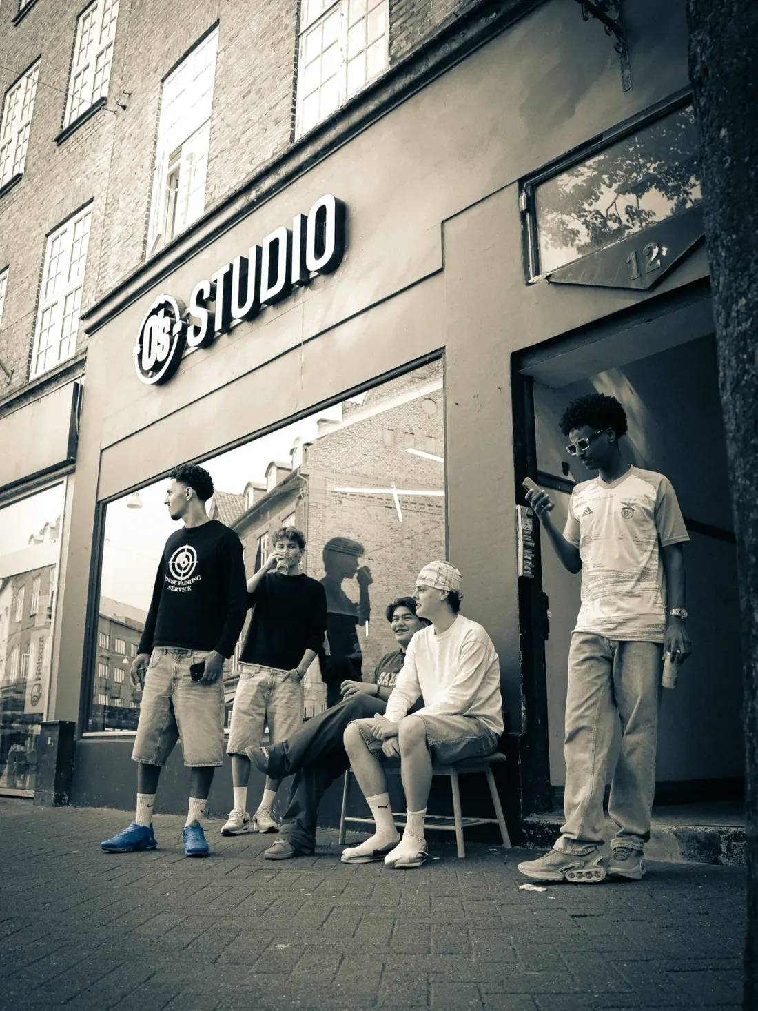 Facaden på O's Studio på Mageløs 12 med teamet udenfor